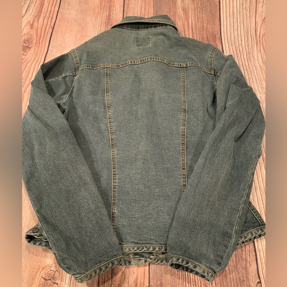 Faconnable jean shacket (shirt/jacket) size S
Pit to pit 17.5”
Length 23” - Picture 3 of 7